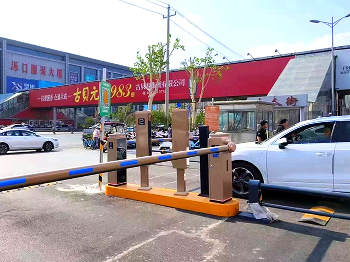 某商業(yè)中心采用 “安快” 車牌識(shí)別系統(tǒng)