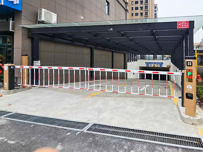 某停車場采用 “安快” 一進一出柵欄道閘