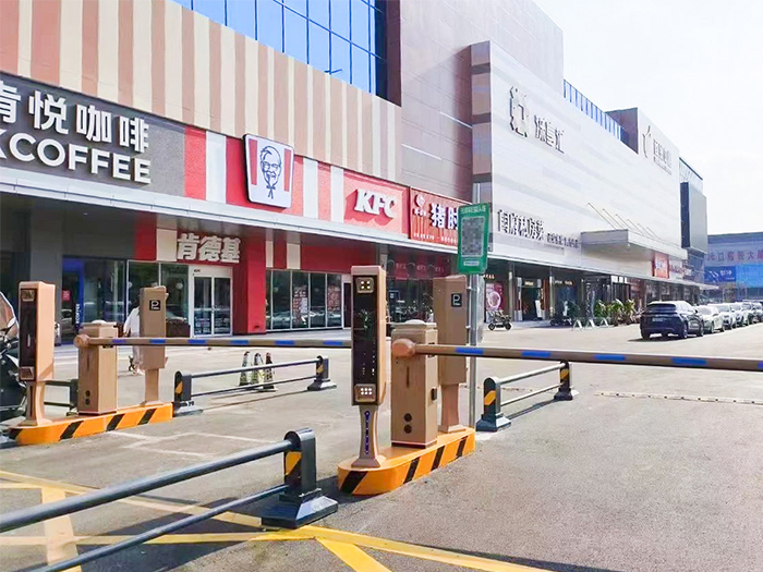 某商場(chǎng)采用 “安快” 車(chē)牌識(shí)別一體機(jī)