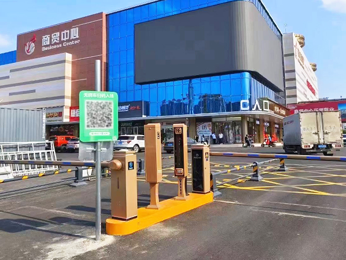 某商貿(mào)中心停車場(chǎng)采用 “安快” 車牌識(shí)別系統(tǒng)