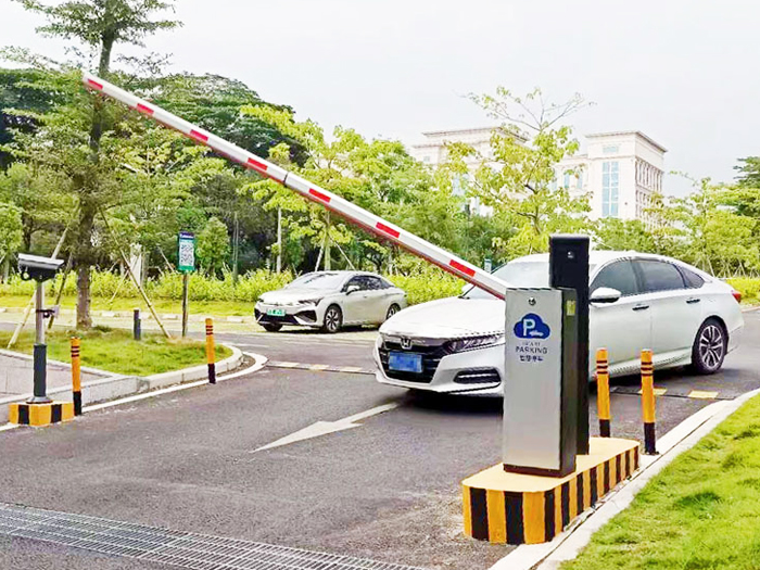 某戶(hù)外停車(chē)場(chǎng)采用 “安快” 一進(jìn)一出車(chē)牌識(shí)別系統(tǒng)現(xiàn)場(chǎng)效果圖